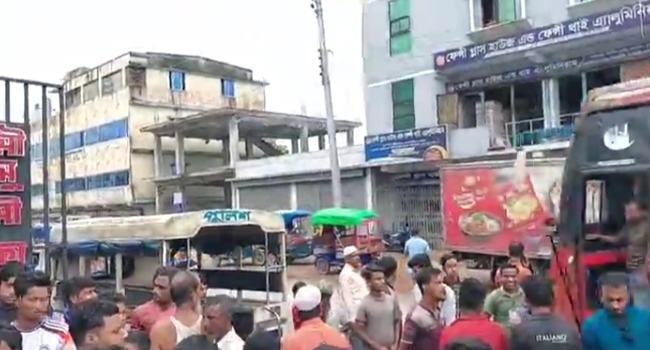লাকসামে কাভার্ডভ্যানের চাপায় যুবক নিহত