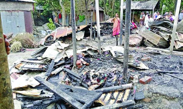 রংপুরে আগুনে ৫ পরিবারের ঘর ও গবাদিপশু ভস্মীভূত