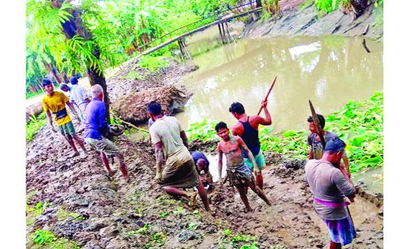 কাউখালীতে স্বেচ্ছাশ্রমে স্কুলের সামনের ডোবা ও গর্ত ভরাট