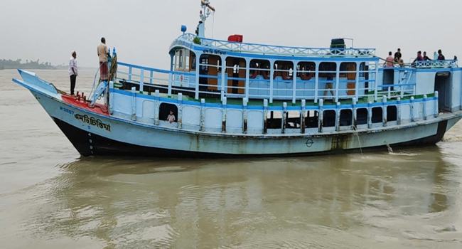 দৌলতদিয়া-পাটুরিয়ায় ৪৬ ঘণ্টা পর লঞ্চ চলাচল শুরু