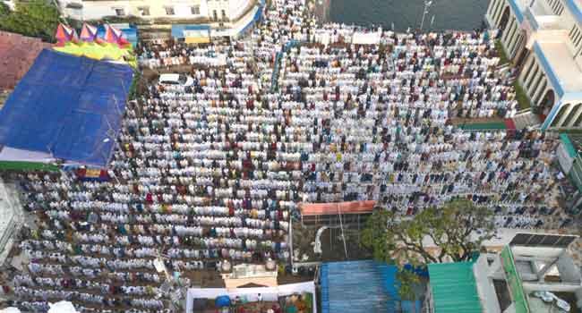 পবিত্র ঈদ-এ-মিলাদুন্নবী সা: উপলক্ষে পবিত্র মাইজভান্ডার শরীফে লাখ লোকের সমাগম