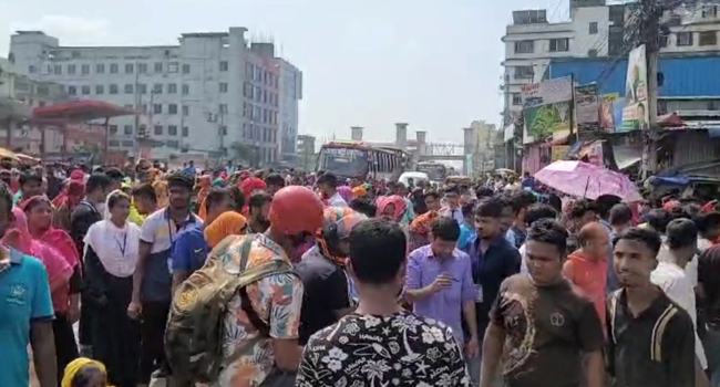 গাজীপুরে ঢাকা-ময়মনসিংহ মহাসড়ক অবরোধ করেছে শ্রমিকরা