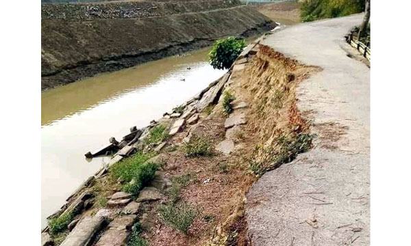 কুলাউড়ায় ফানাই নদীভাঙনে বিলীনের পথে পাকা সড়ক