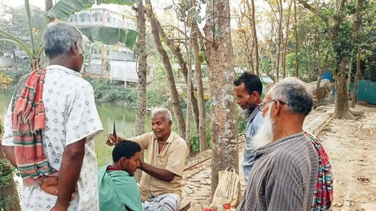 ৬৬ বছর ধরে একই জায়গায় বসে চুল কাটছেন ৮৭ বছরের অখিল