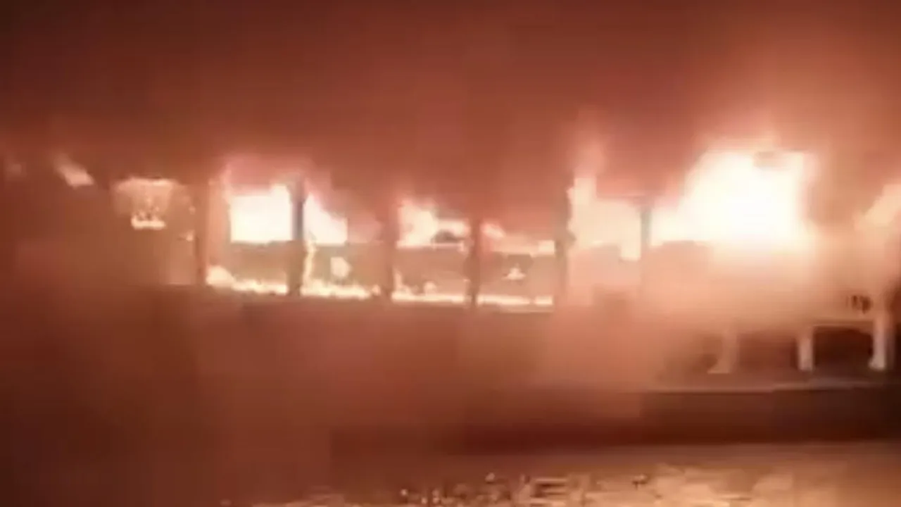 বরিশালে আগুনে পুড়ল যাত্রীবাহী লঞ্চ