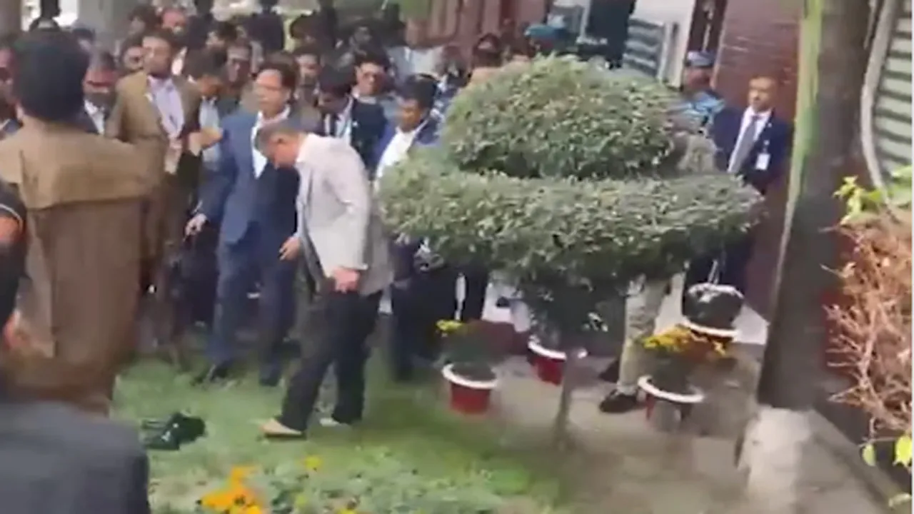জন্মভূমির মাটি ছুঁয়েছে তারেক রহমানের খালি পা
