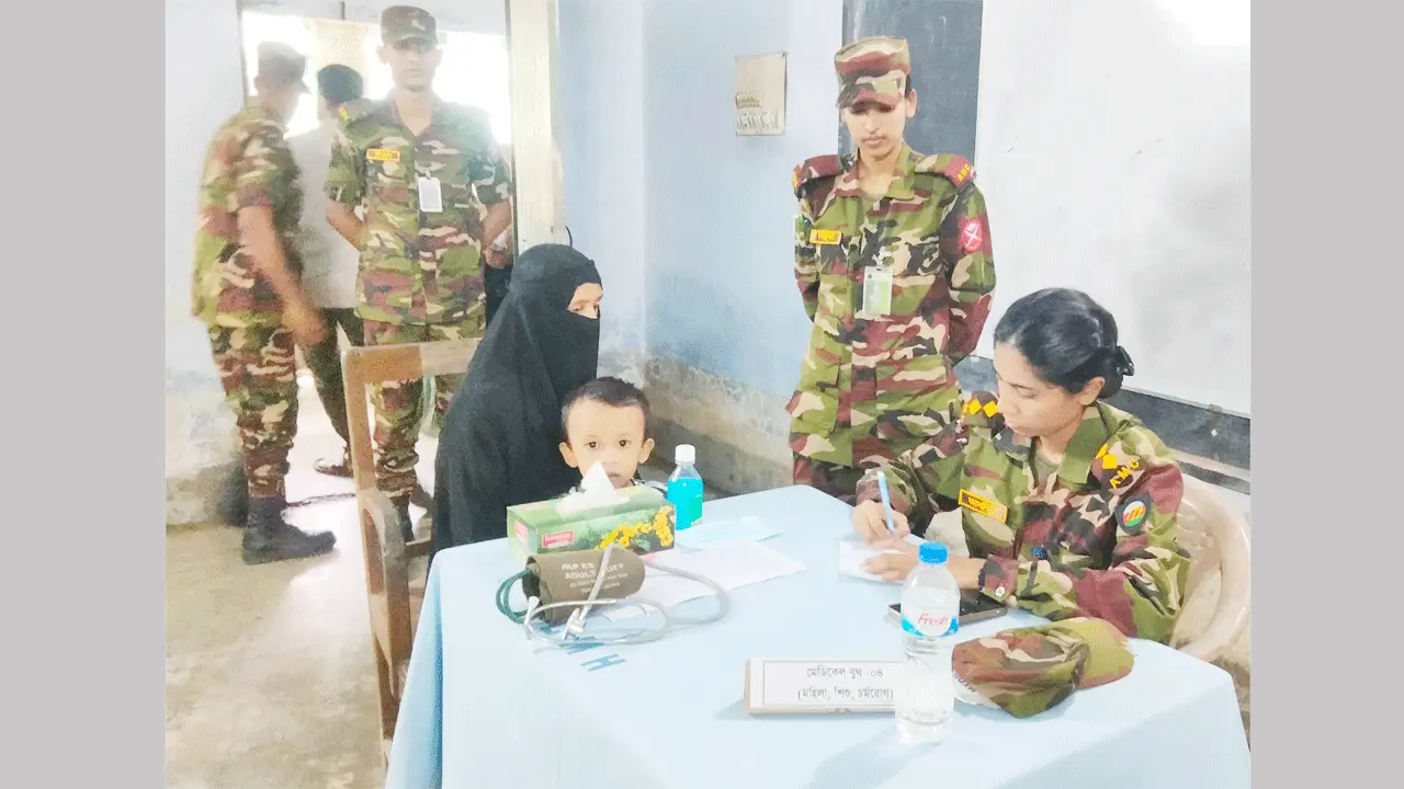 সাতকানিয়ায় বন্যার্তদের মাঝে সেনাবাহিনীর চিকিৎসা সেবা ও ওষুধ বিতরণ