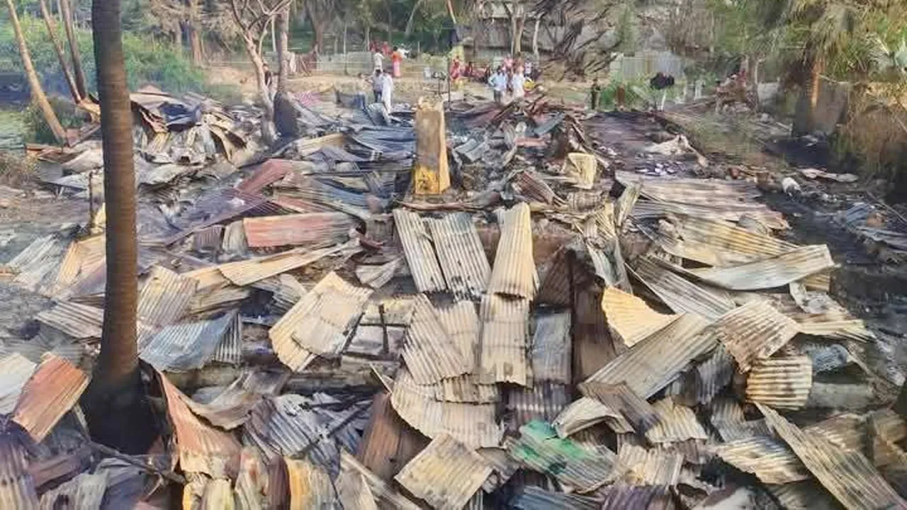 চকরিয়ায় ৮ বসতবাড়ি আগুনে পুড়ে ছাই