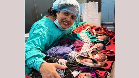 A-woman-gave-birth-to-5-children