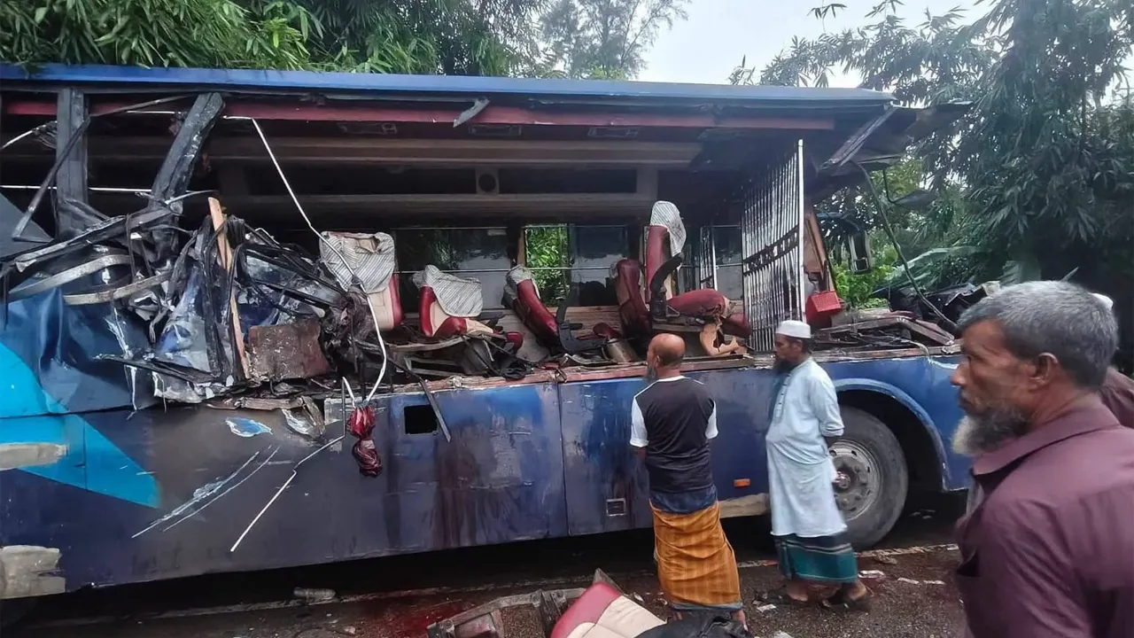 কুমিল্লায় পৃথক সড়ক দুর্ঘটনায় নিহত ২, আহত ১৫
