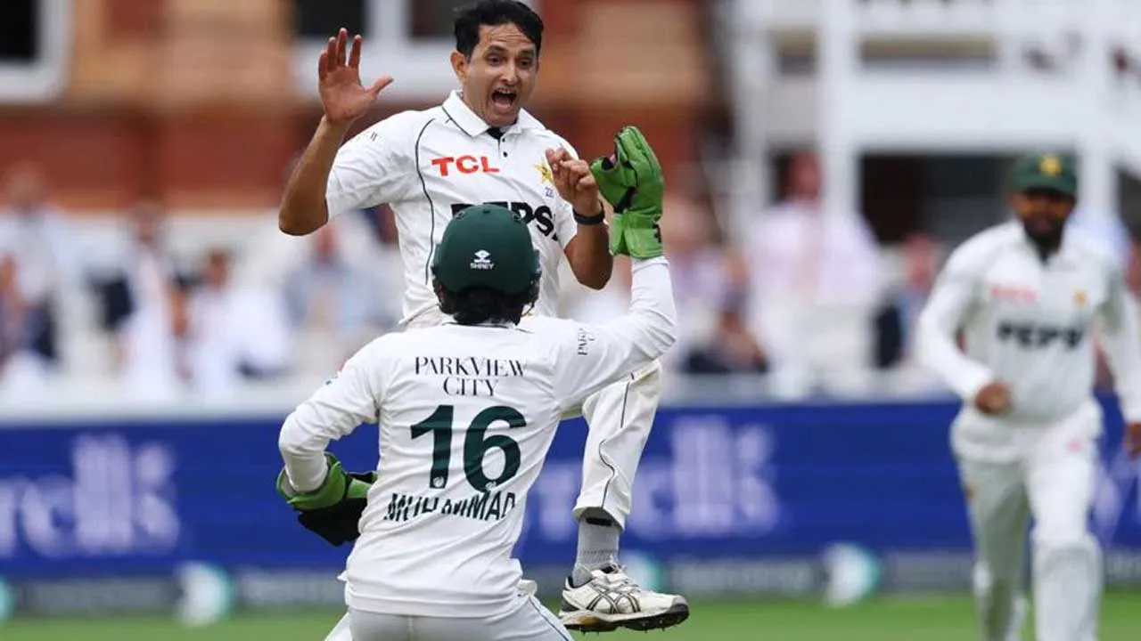 ওয়াকারের রেকর্ড ভাঙলেন আব্বাস