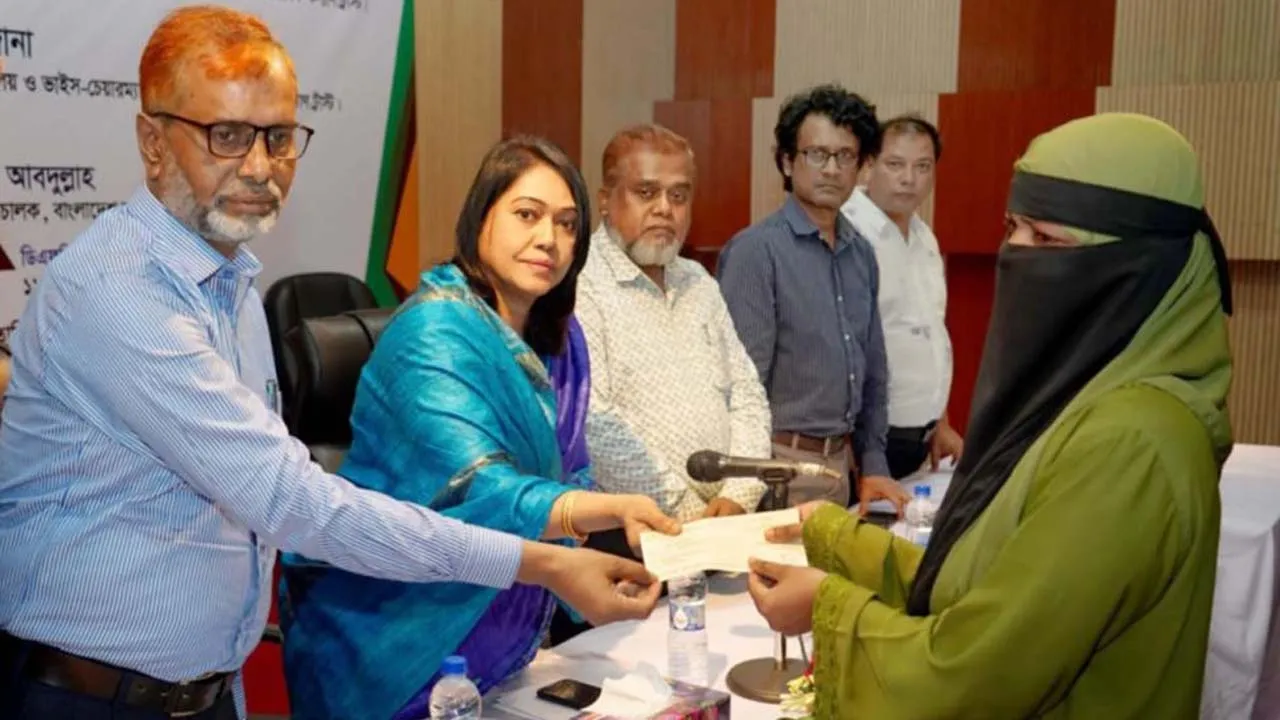 মৃত ও অসুস্থ ৩২০ সাংবাদিককে অনুদান