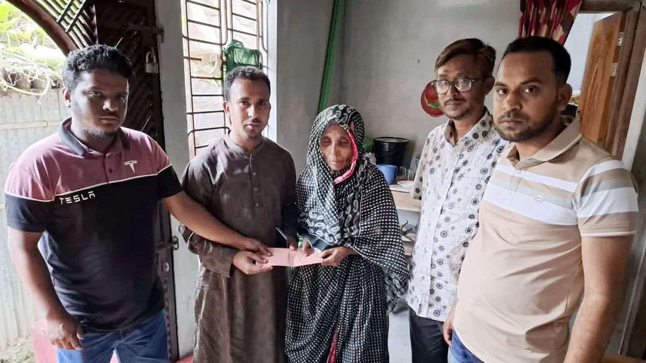 ঈদের দিনে শহীদ পরিবারের খোঁজ নিলেন গণঅধিকার পরিষদের নেতা
