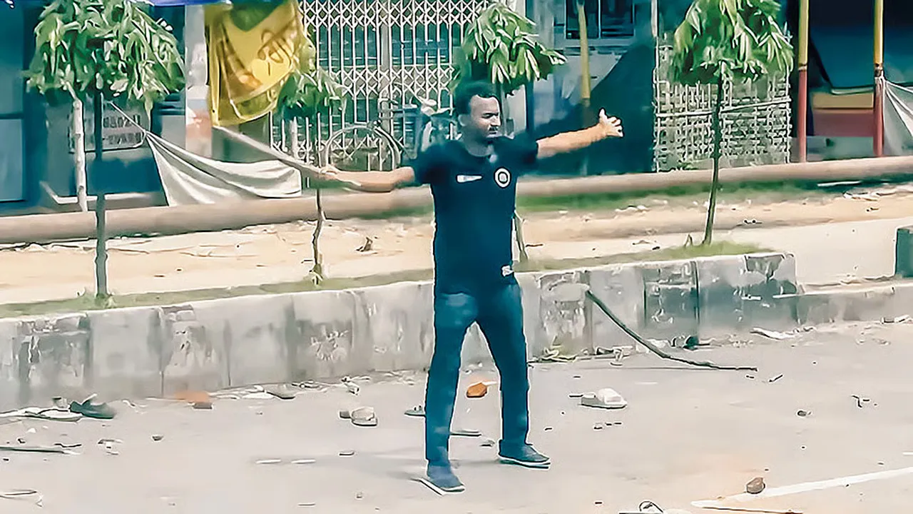 বেরোবির সাবেক প্রক্টরকে বাঁচাতে একজোট