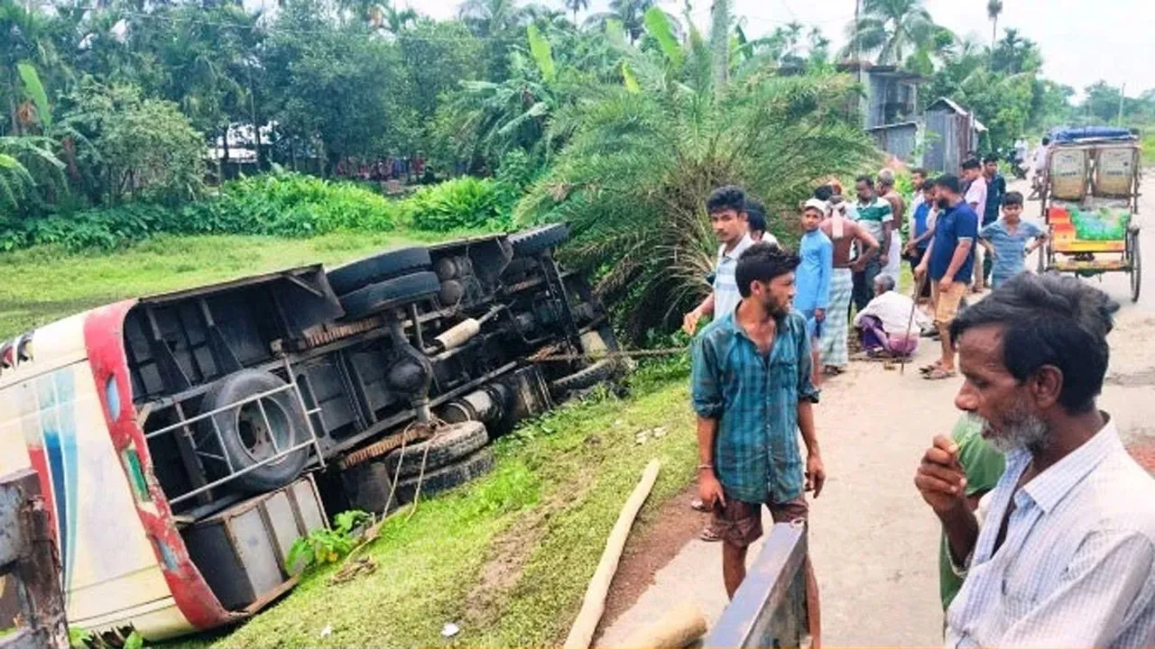 নেত্রকোনায় বাস উল্টে আহত ৭