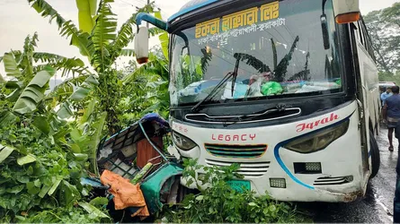 আমতলীতে নবজাতককে ডাক্তার দেখাতে নেয়ার পথে বাসচাপায় নিহত ৩