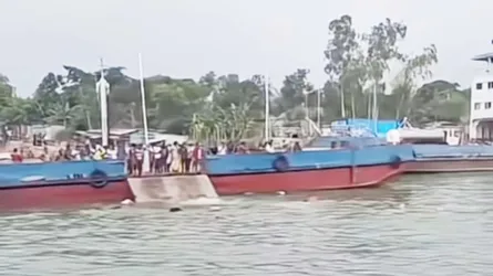 দৌলতদিয়ায় বাস দুর্ঘটনা এড়াতে নৌ-পুলিশের দ্রুত পদক্ষেপ, রক্ষা পেল অর্ধশতাধিক যাত্রী