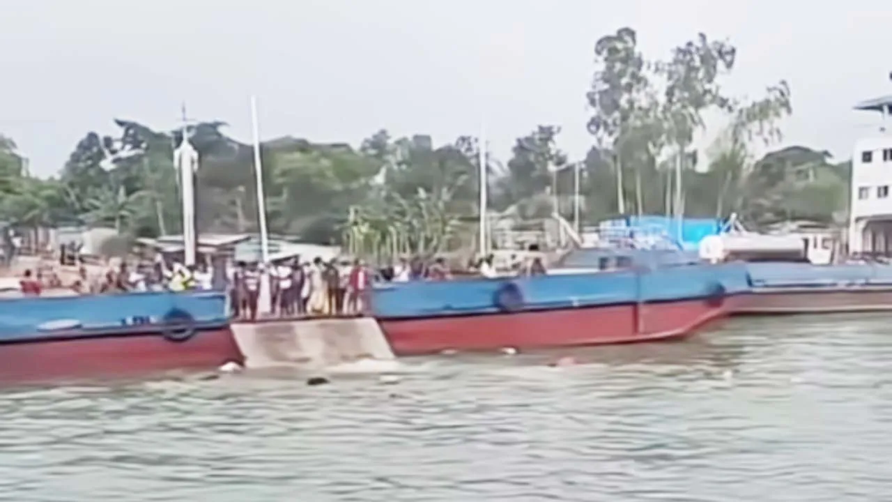 দৌলতদিয়ায় বাস দুর্ঘটনা এড়াতে নৌ-পুলিশের দ্রুত পদক্ষেপ, রক্ষা পেল অর্ধশতাধিক যাত্রী
