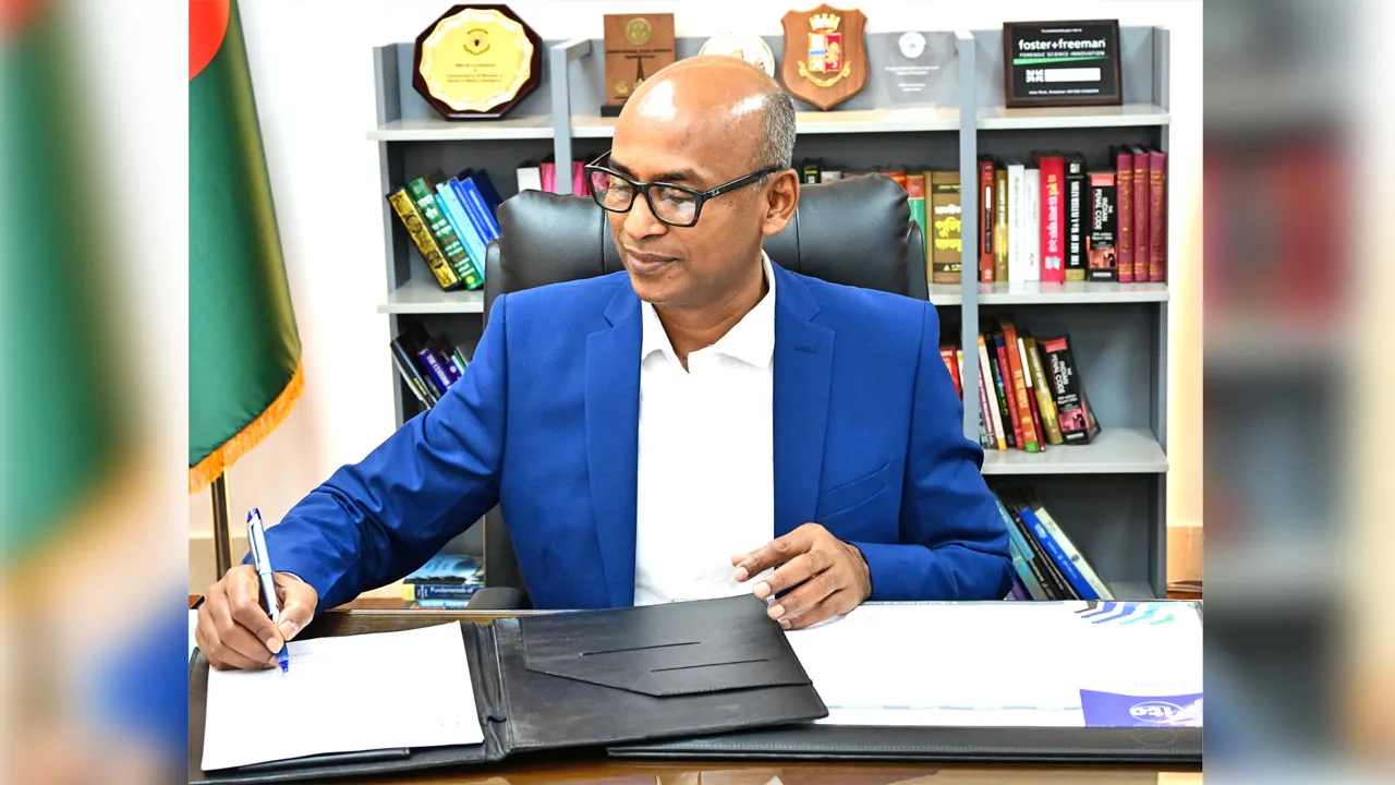 সিআইডি প্রধান হিসেবে দায়িত্ব নিলেন ব্যারিস্টার মোশাররফ হোছাইন