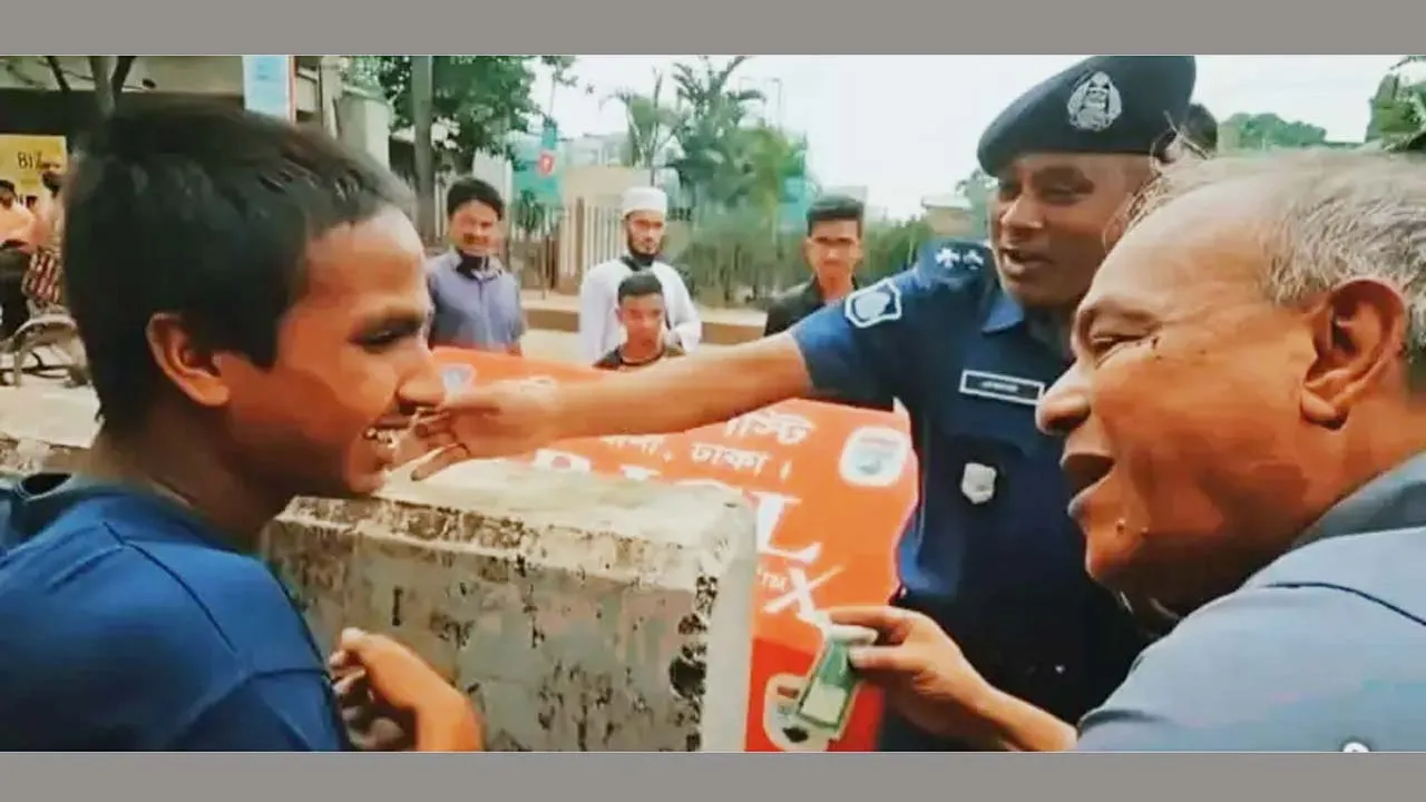 টাকা নিলে মাইনষে মন্দ কইব, স্বরাষ্ট্র উপদেষ্টাকে পথশিশু