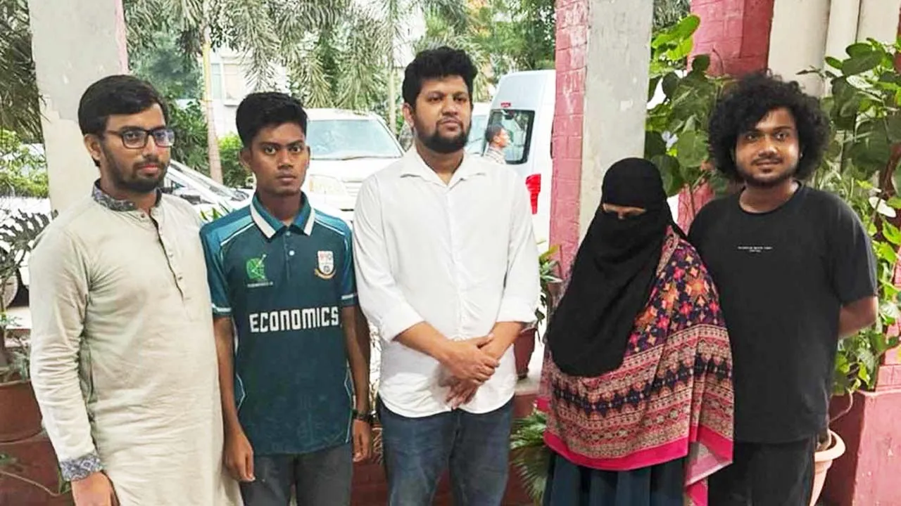 বোতল নিক্ষেপকারী শিক্ষার্থীকে বাসায় আমন্ত্রণ জানালেন উপদেষ্টা মাহফুজ