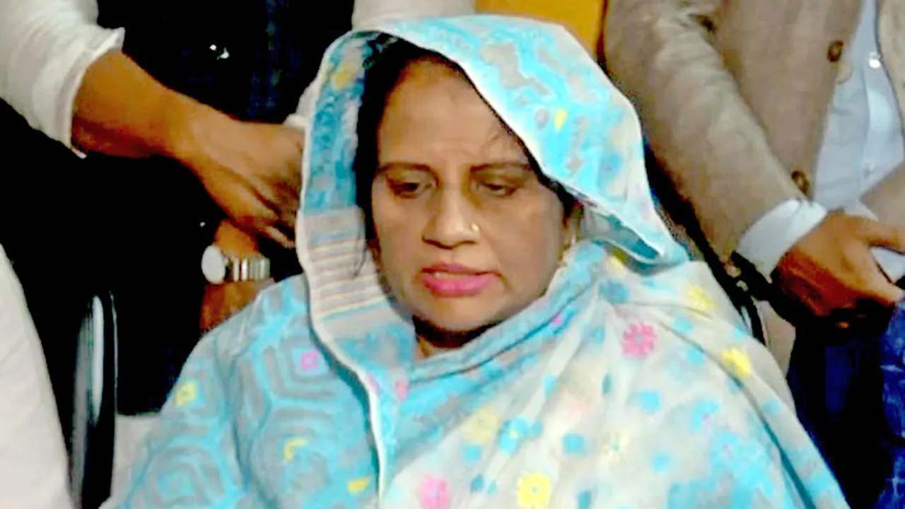 নরসিংদীর সাবেক এমপি আনোয়ারুল আশরাফের স্ত্রীর আয়কর নথি জব্দ
