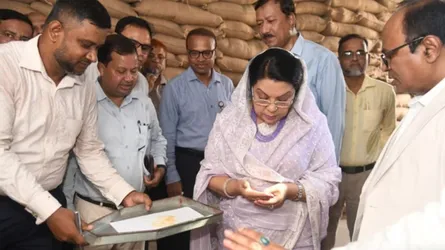 রাজধানীর তেজগাঁও সিএসডিতে খাদ্যমন্ত্রীর আকস্মিক পরিদর্শন