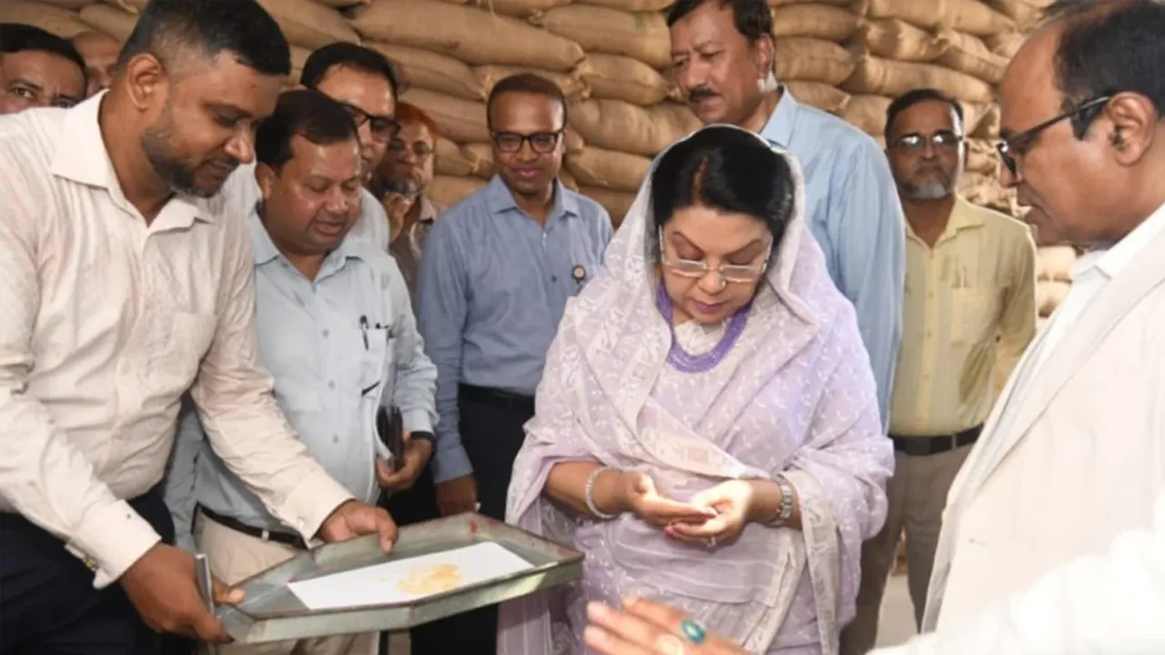 রাজধানীর তেজগাঁও সিএসডিতে খাদ্যমন্ত্রীর আকস্মিক পরিদর্শন
