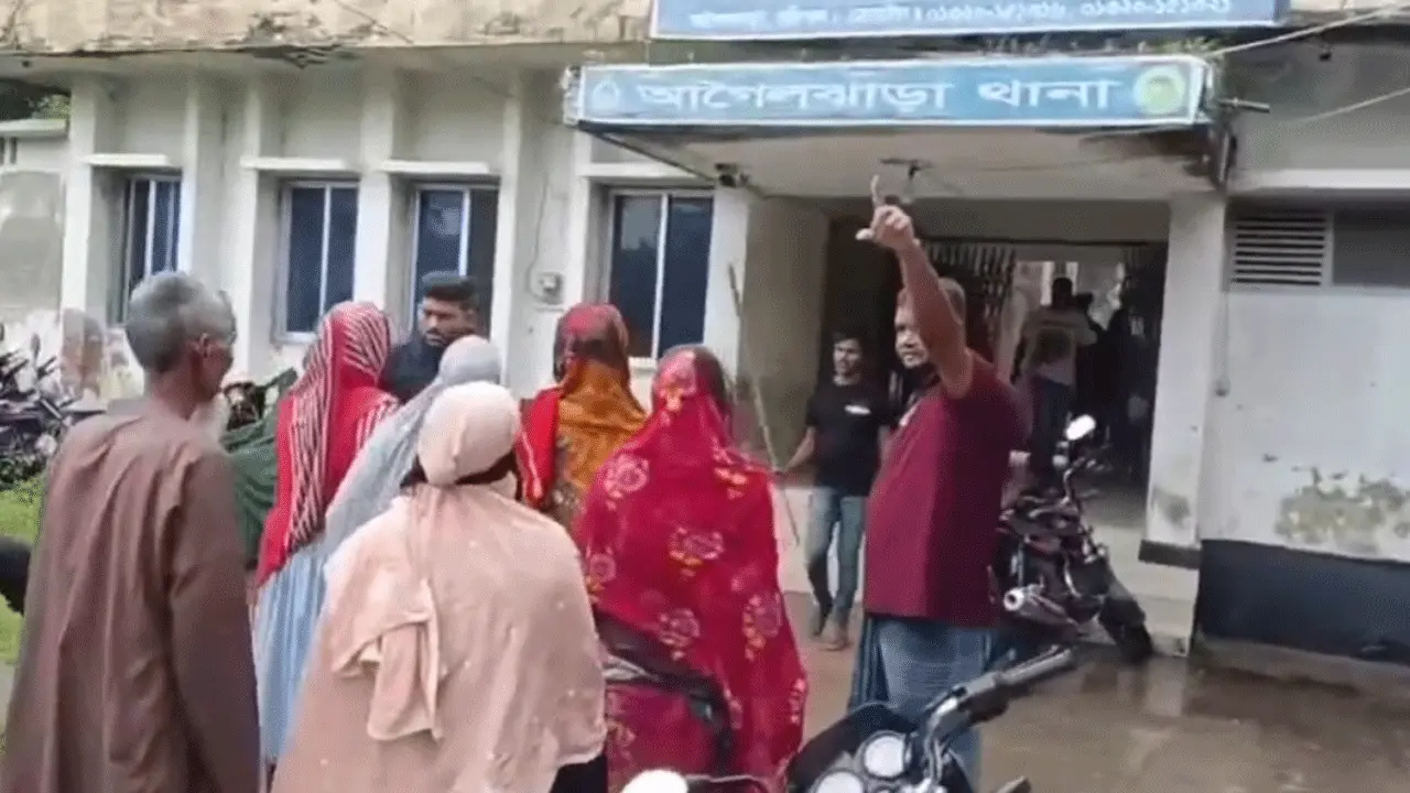 আটক যুবকের মৃত্যুর গুজবে আগৈলঝাড়া থানায় হামলা, ৫ পুলিশ আহত