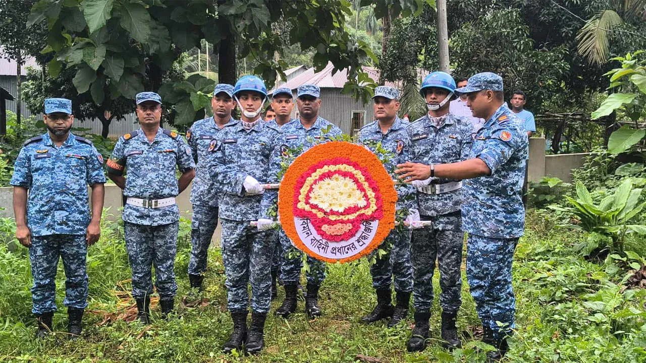 বিমান দুর্ঘটনায় নিহত হুমায়রার কবরে বিমানবাহিনীর শ্রদ্ধা
