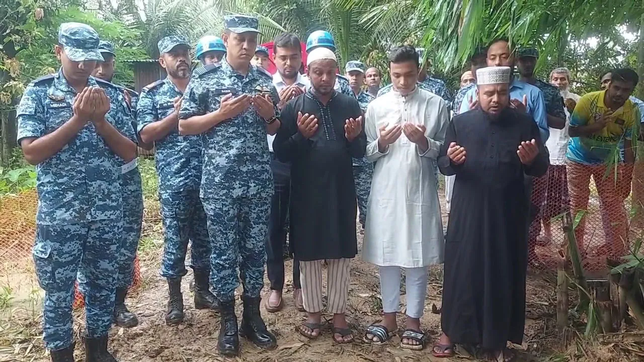 বিমান দুর্ঘটনায় নিহত গাজীপুরে এক অভিভাবকের কবরে বিমান বাহিনীর শ্রদ্ধা