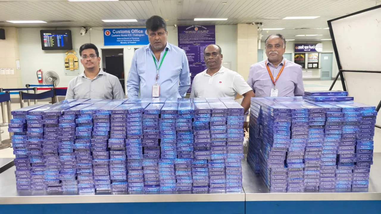 আমানতে সাড়ে ৫ কোটি টাকা মূল্যের সিগারেট ও আইফোন জব্দ