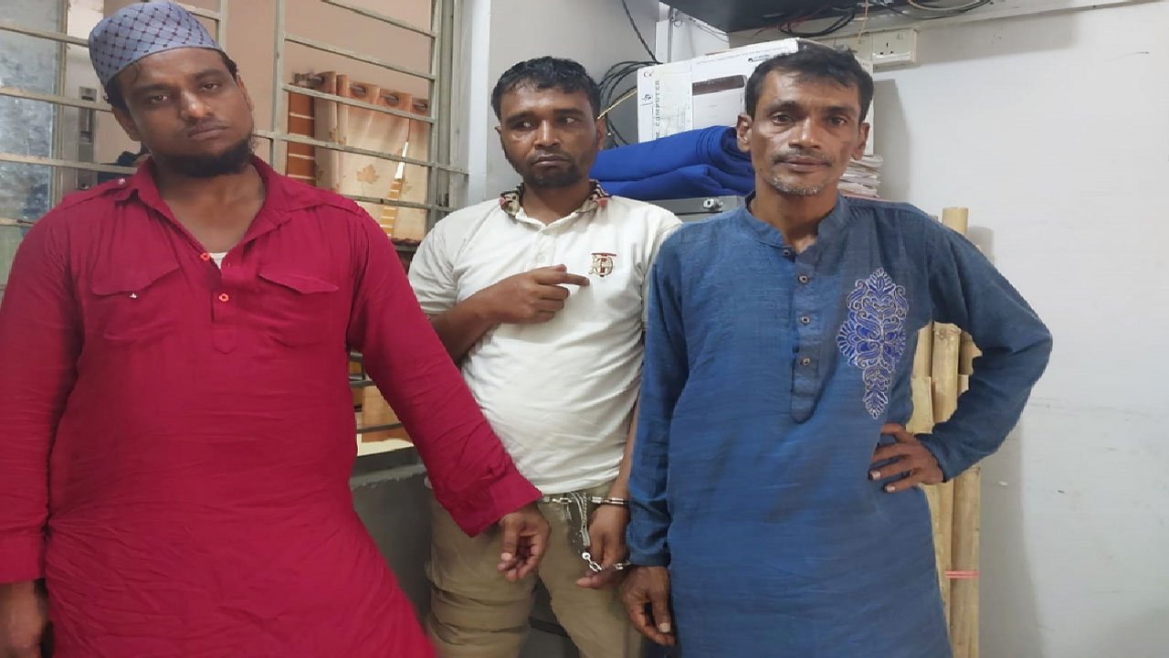 আখাউড়ায় ২৮ রাউন্ড গুলিসহ গ্রেফতার ৩