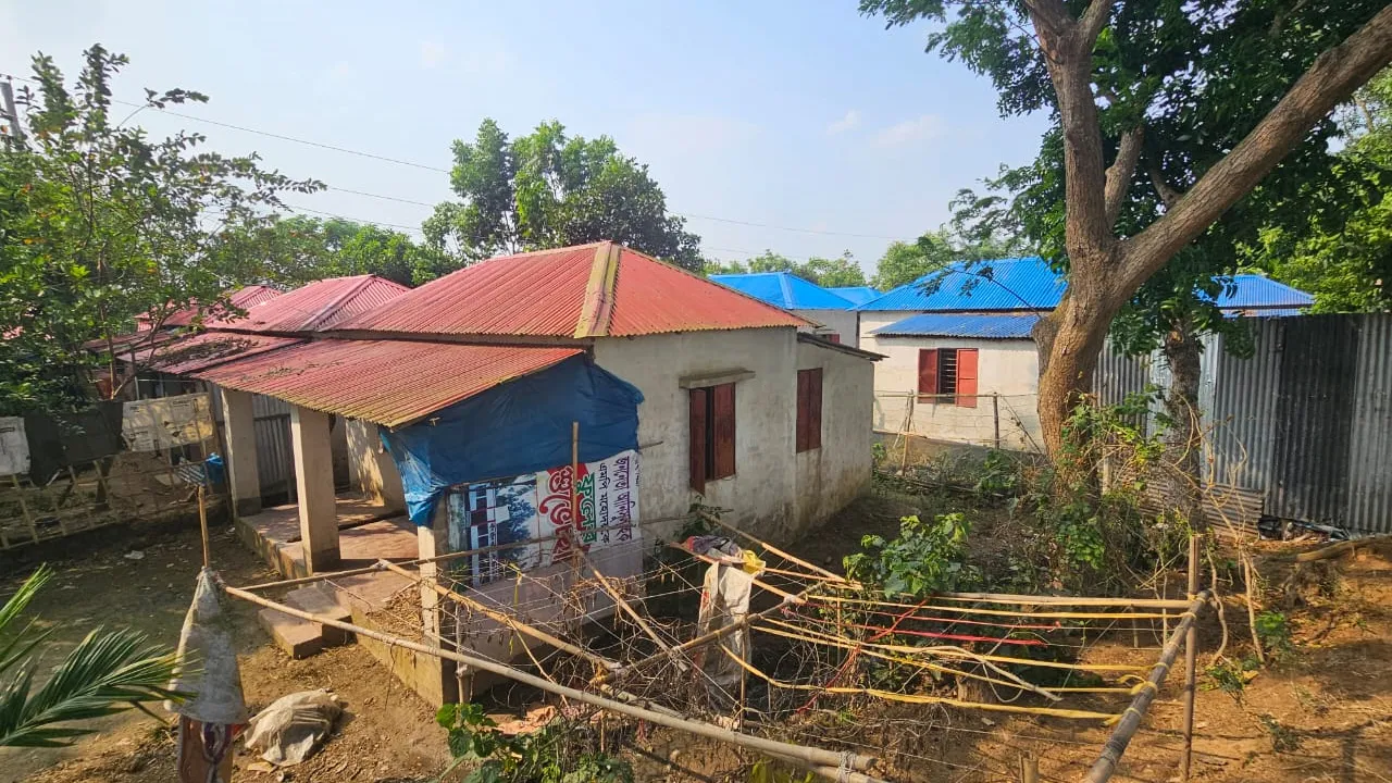 ব্রাহ্মণবাড়িয়ায় ব্যবহার অনুপযোগী আশ্রয়ণ প্রকল্পের ৭৭টি ঘর, চলে গেছে ১৮ পরিবার