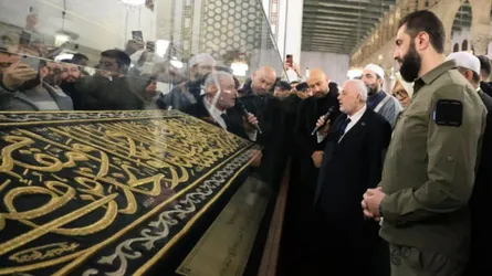 সৌদি প্রিন্সের দেয়া কাবার গিলাফ উমাইয়া মসজিদে উপহার দিলেন আল-শারা