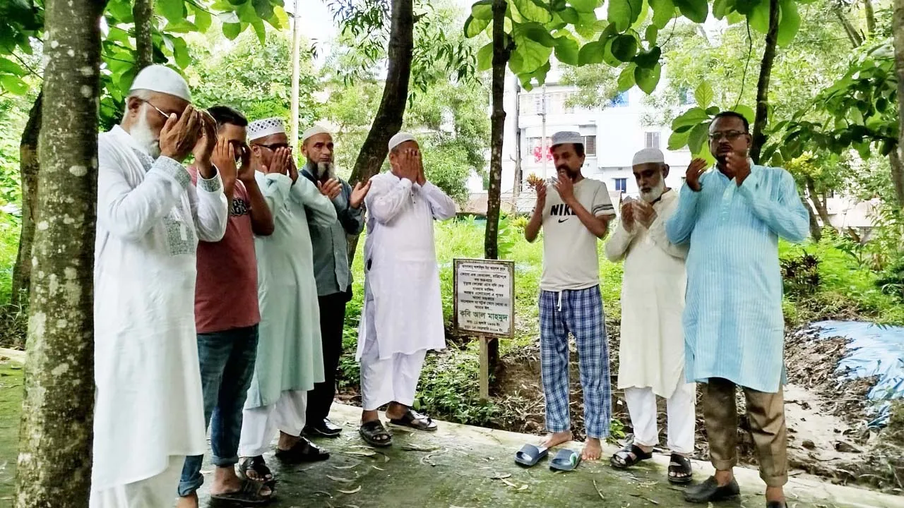 জন্মদিনে কবি আল মাহমুদের কবর জিয়ারত