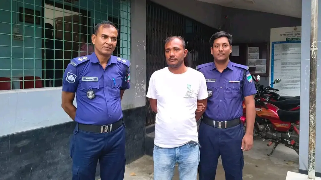 আলমডাঙ্গায় সাংবাদিক পরিচয়ে চাঁদা দাবি : ভ্রাম্যমাণ আদালতে যুবকের কারাদণ্ড