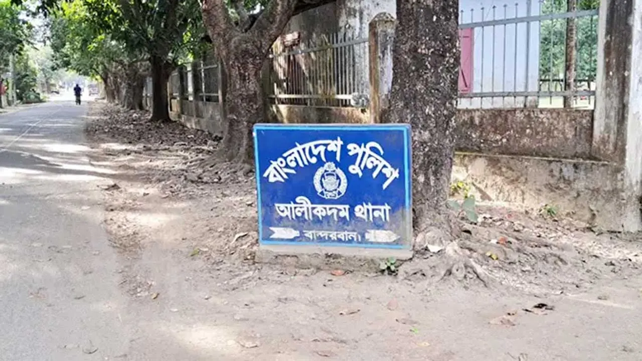আলীকদমে মোটরসাইকেল খাদে পড়ে পর্যটক নিহত