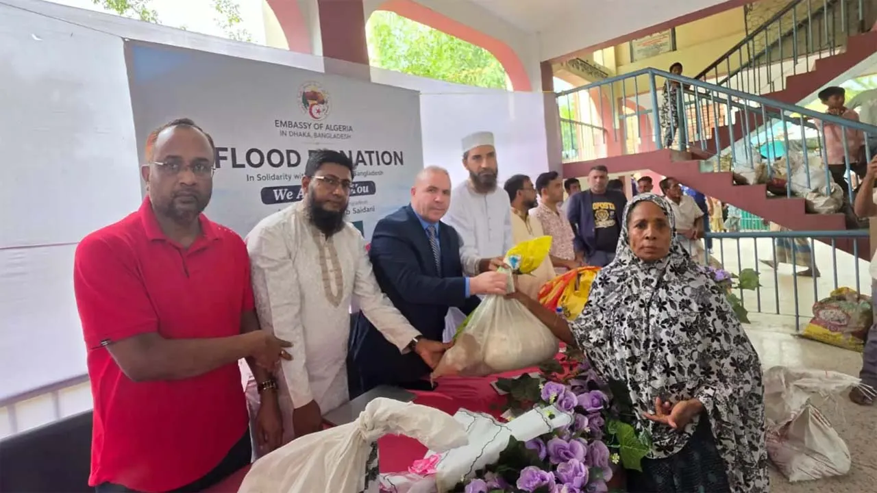 বন্যাদুর্গতদের মাঝে আলজেরিয়ার রাষ্ট্রদূতের ত্রাণ বিতরণ