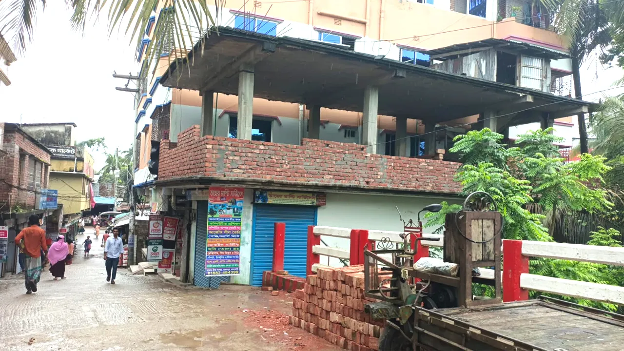 রাজাপুরে ভবন নির্মাণে সরকারি খালের জায়গা দখলের অভিযোগ