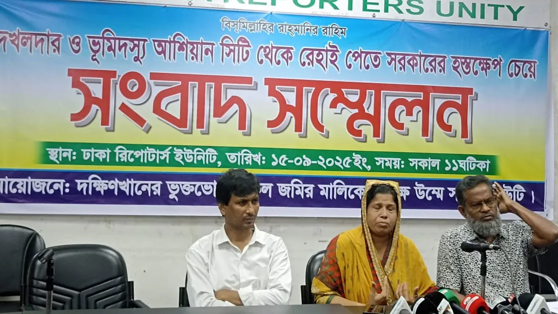 বার বার সীমানা প্রাচীর ভেঙে দেয়ার অভিযোগ