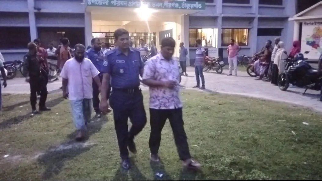 পীরগঞ্জে সরকারি পাঠ্যবই বিক্রির অভিযোগে প্রধান শিক্ষকসহ গ্রেফতার ২