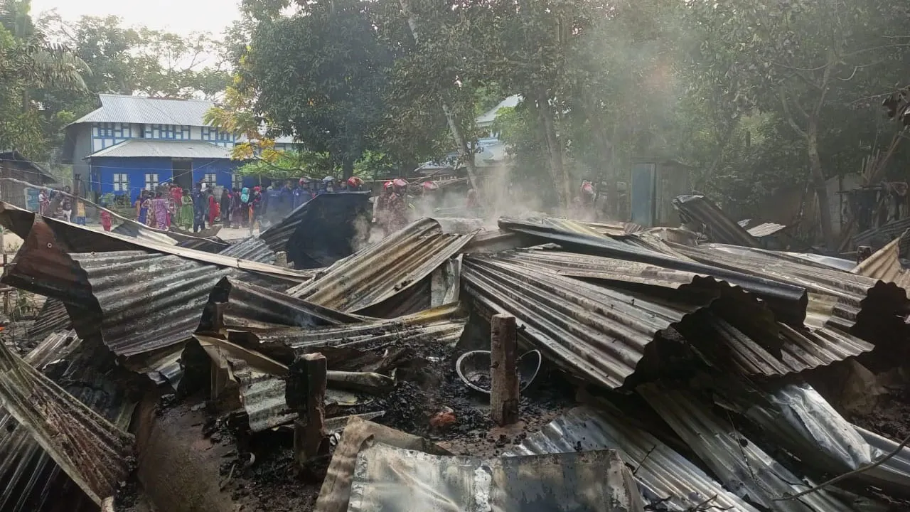 মাদারীপুরে জমি নিয়ে বিরোধে ১৬টি বসতঘরে আগুন দেয়ার অভিযোগ