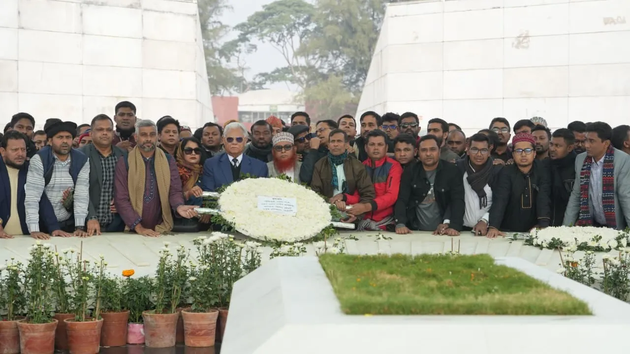 খালেদা জিয়ার মাজার জিয়ারতে আলতাফ চৌধুরী