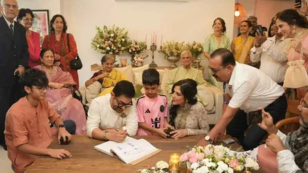 আগের সন্তানদের নিয়ে তৃতীয় বিয়ের আসরে বলিউড তারকা আমির খান