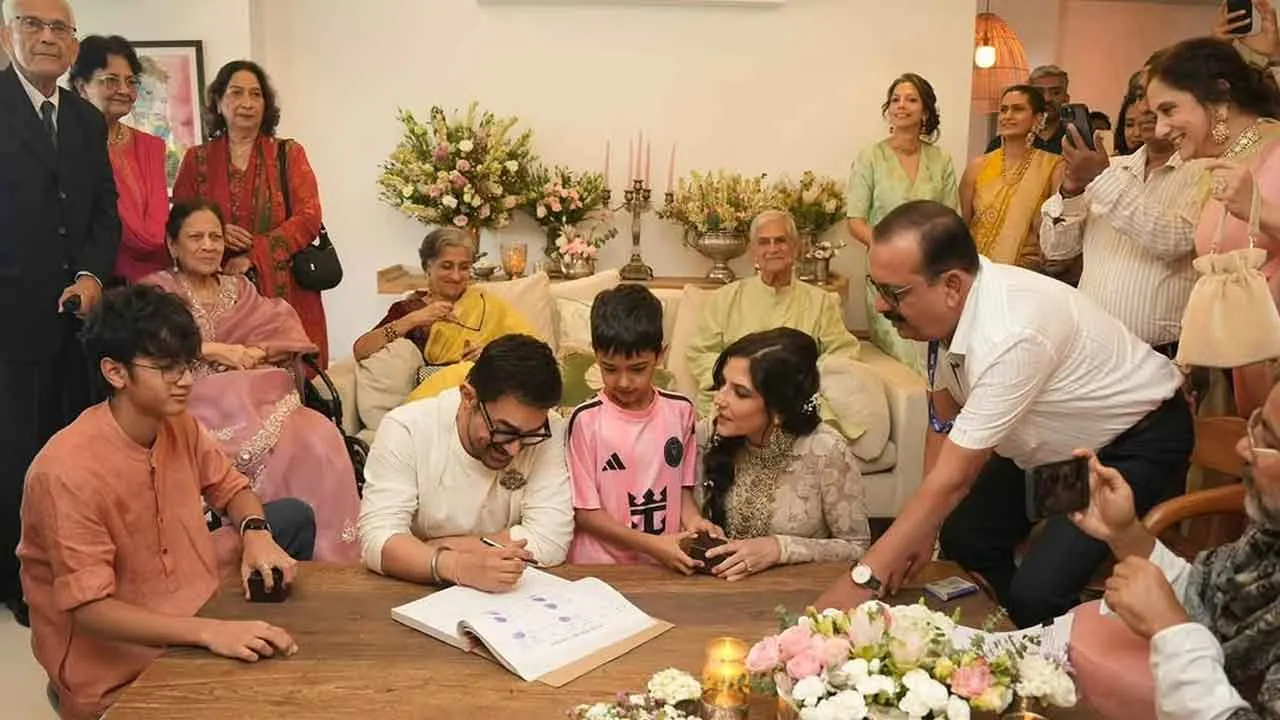আগের সন্তানদের নিয়ে তৃতীয় বিয়ের আসরে বলিউড তারকা আমির খান