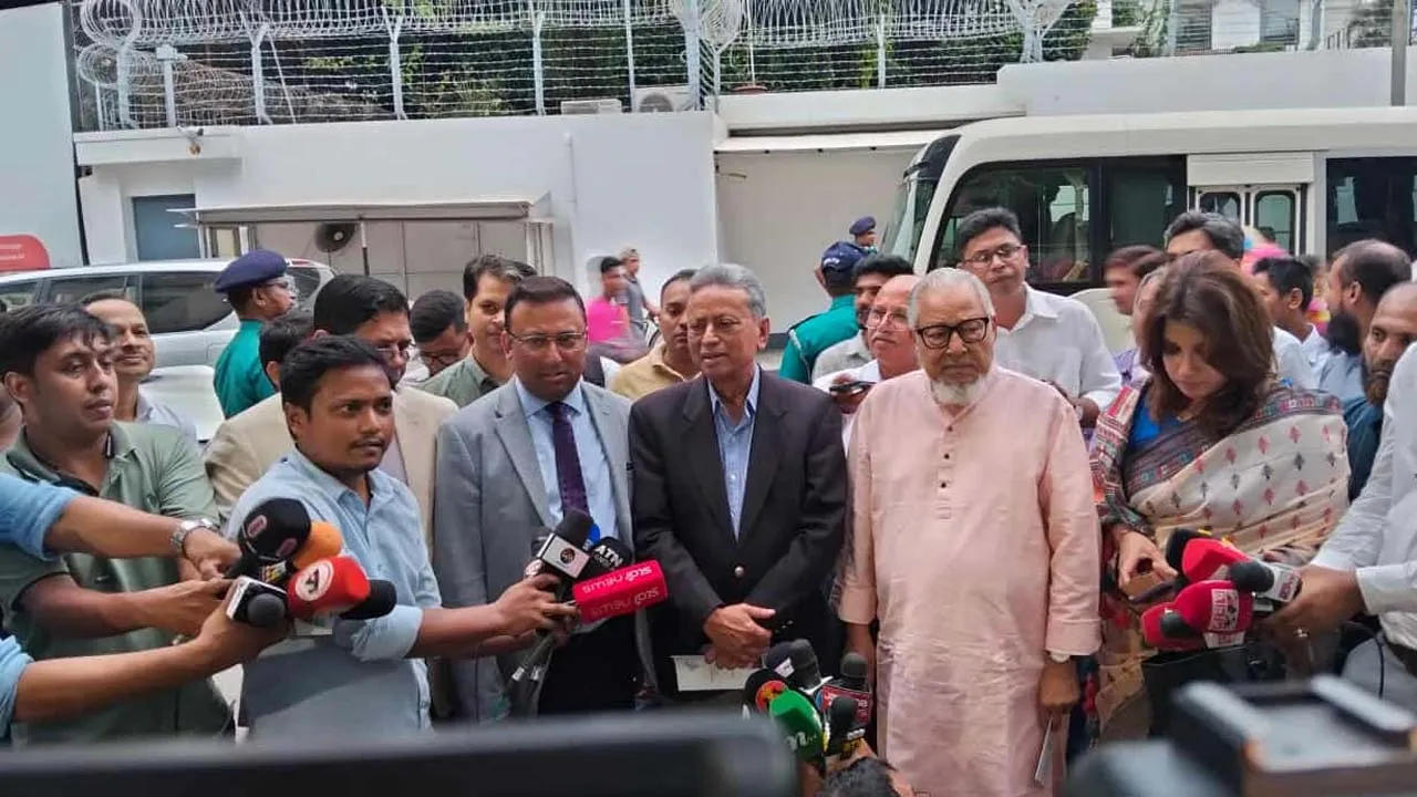 ইইউ চায় বাংলাদেশে দ্রুত নির্বাচনের মাধ্যমে গণতন্ত্র ফিরে আসুক : আমীর খসরু