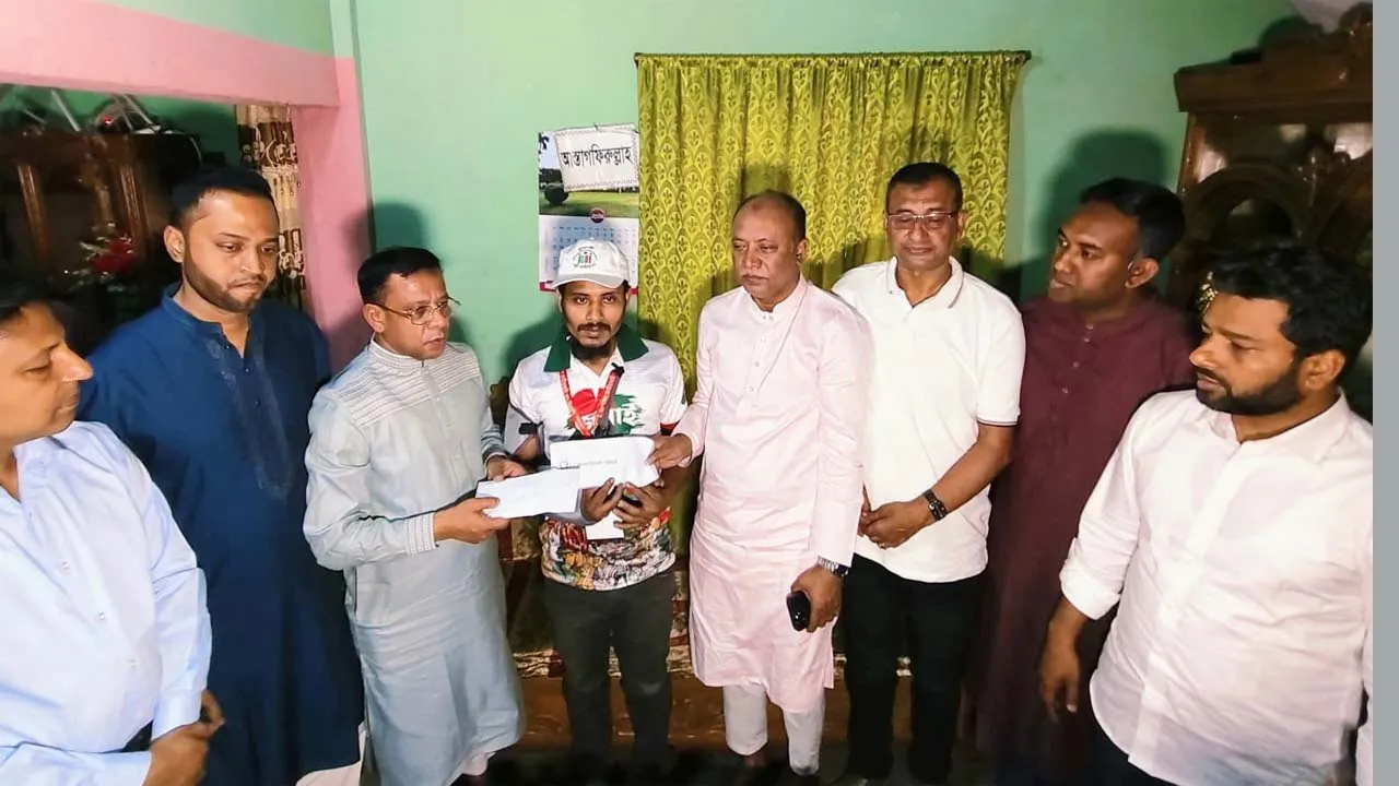 জুলাই গণঅভ্যুত্থানে আহত হোসেনের পাশে প্রধানমন্ত্রী