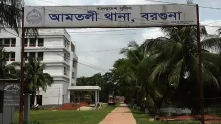 আমতলীতে গরুকে ঘাস খাওয়ানোকে ঘিরে দুই পক্ষের সংঘর্ষে আহত ১২