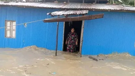 আমতলীতে ভারি বৃষ্টিতে সৃষ্ট জলাবদ্ধতায় জন-জীবন বিপর্যস্ত
